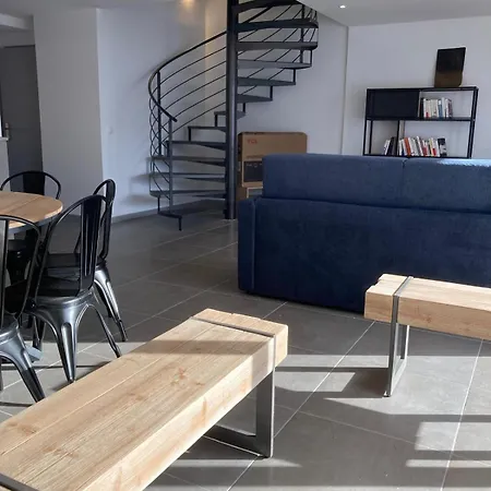 Triplex In - 4 Bedrooms *